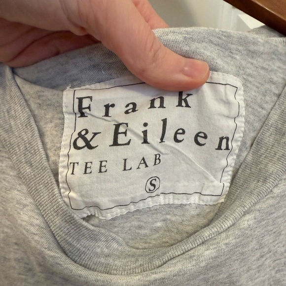 Frank & Eileen Theo Perfect Tee Shirt Grey Distressed Size Small - Picture 3 of 11
